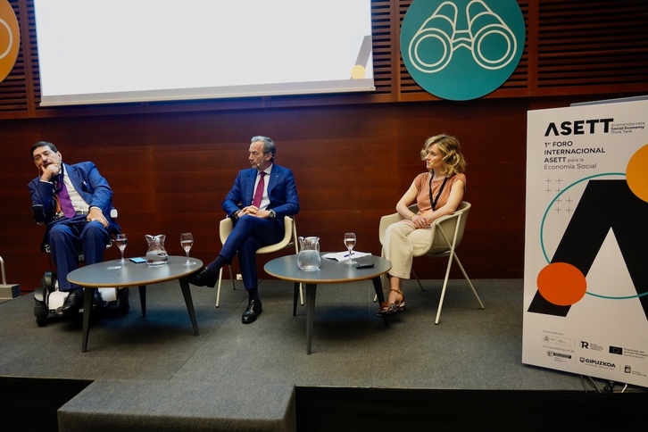 Asett nazioarteko foroan antolatutako hitzaldi bat, inklusioaren ingurukoa.