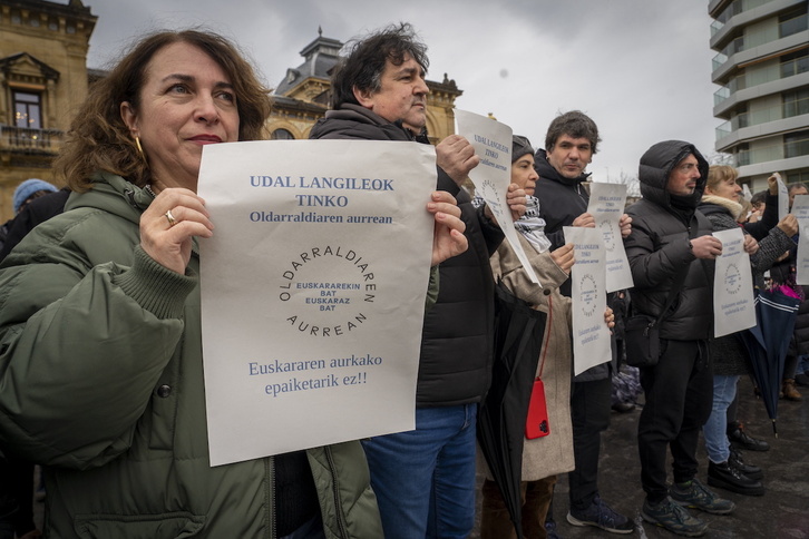 Euskararen aurkako oldarraldi judiziala salatzeko Donostian egindako elkarretaratze baten argazkia.