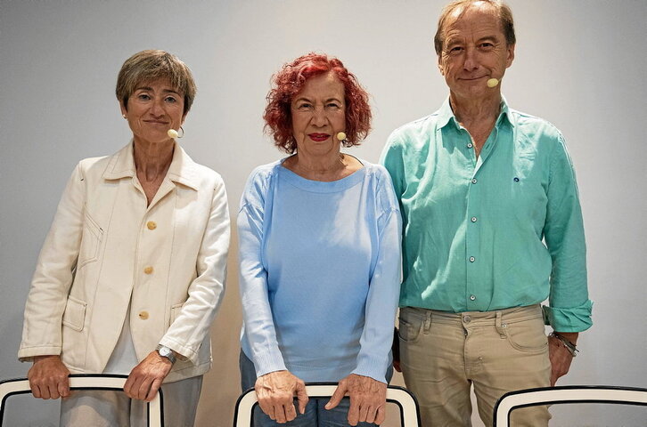 Pili Zabala, Ana Cristina Navarro eta Carlos Martin Beristain, «Bakea eta gerra krimenak» hitzaldia hasi baino lehen.