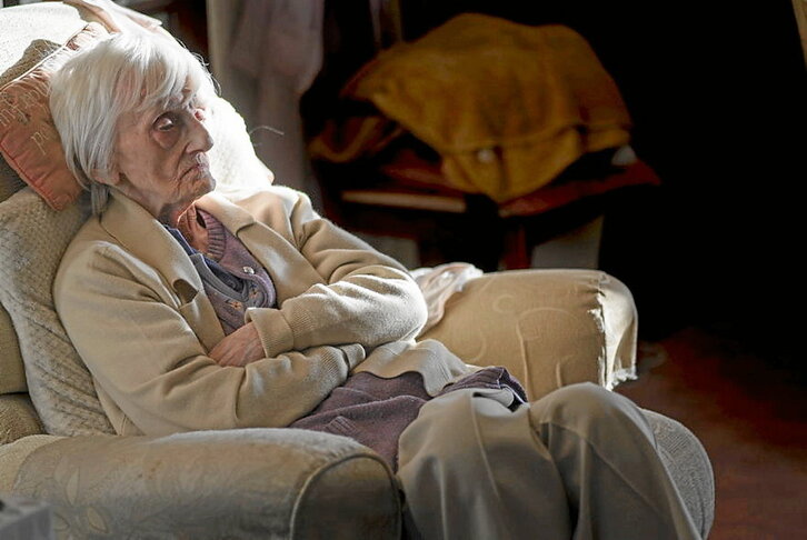 Adinekoak triste egotea normaltzat jotzen da gehiegitan.