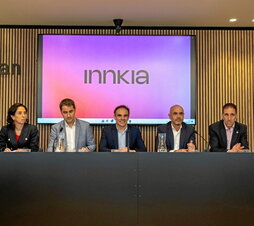 Gorka Artola, erdian, Innkiaren zuzendari nagusia.