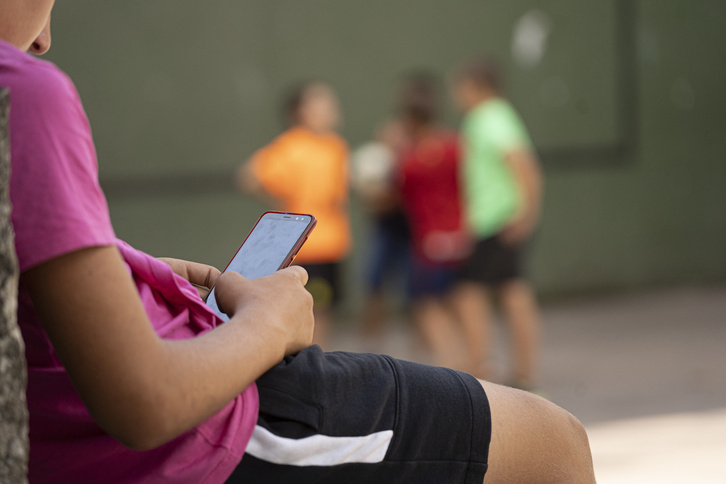 PNV y PSE dejan en manos de los centros educativos la regulación del uso de móviles.