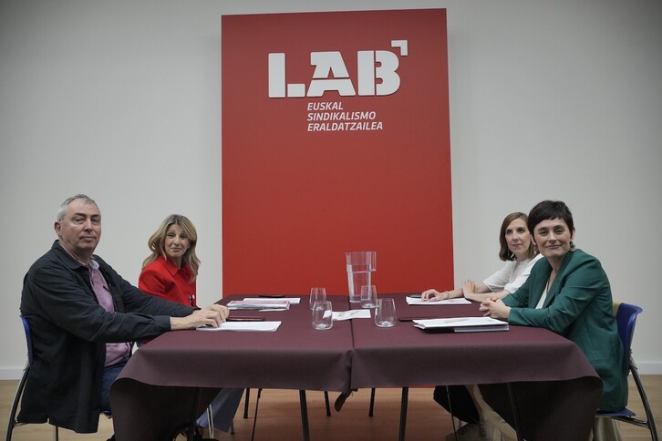Reunión de la ministra española de Trabajo con representantes de LAB, en su sede de Bilbo.