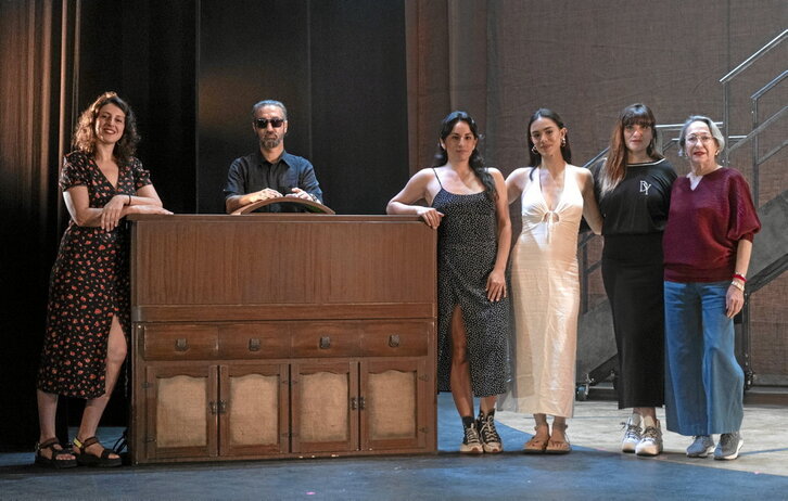 El reparto de «Chavela», en el escenario del teatro Gayarre.