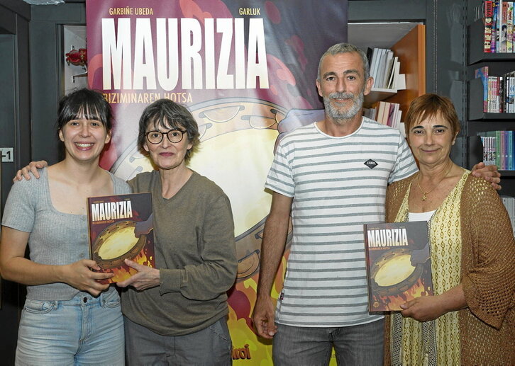 Ubeda eta Garluk komikiaren egileak (erdian), Ikastolen Elkarteko eta EHTEko ordezkariekin.