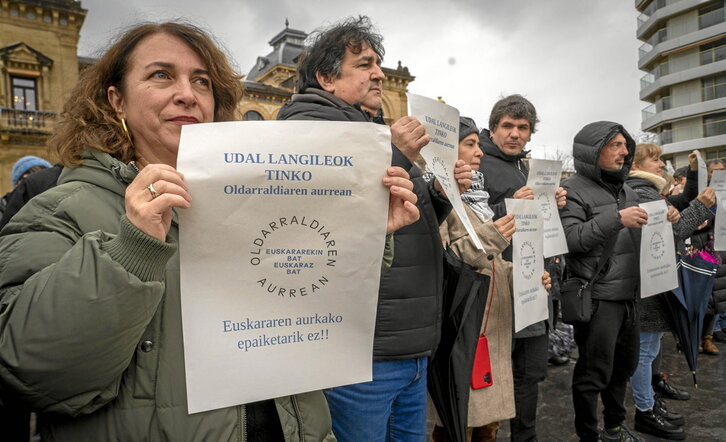 Euskararen aurkako oldarraldia salatzeko Donostian egindako elkarretaratze baten argazkia.