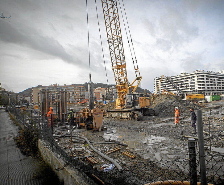 Imagen de archivo de edificios en construcción en Zarautz.