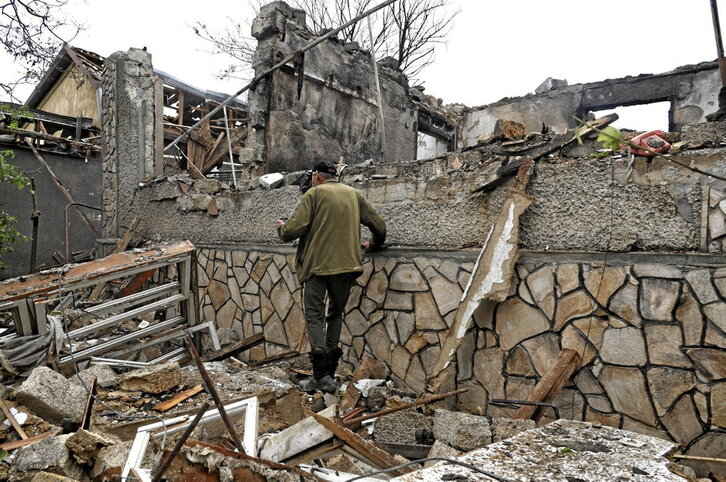 Un hombre observa los daños en un área residencial de Odessa.