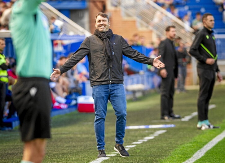 Coudet gesticula durante un partido.