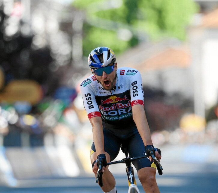 Nico Denz pozarren, etapa garaipena erdietsi berritan.