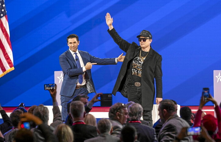 Elon Musk saluda brazo en alto durante la convención del Partido Republicano en febrero.