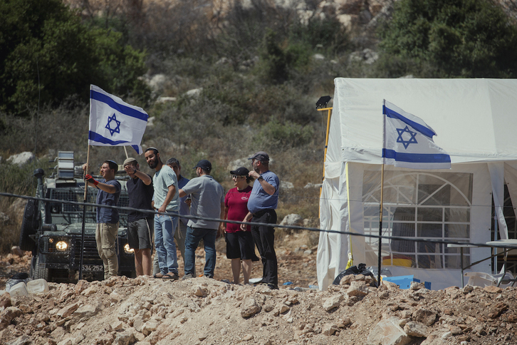 Colonos levantan carpas y banderas en Bruquin después de destruir propiedades palestinas.