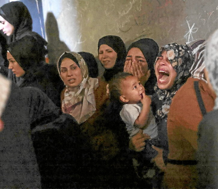 Palestinas lloran la muerte de miembros de la familia Azzam, en Yabalia.