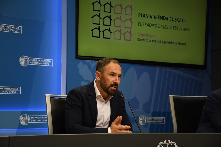 El consejero Denis Itxaso, durante una comparecencia sobre vivienda.
