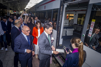 Pradales, González y Etxebarria, billete en mano.