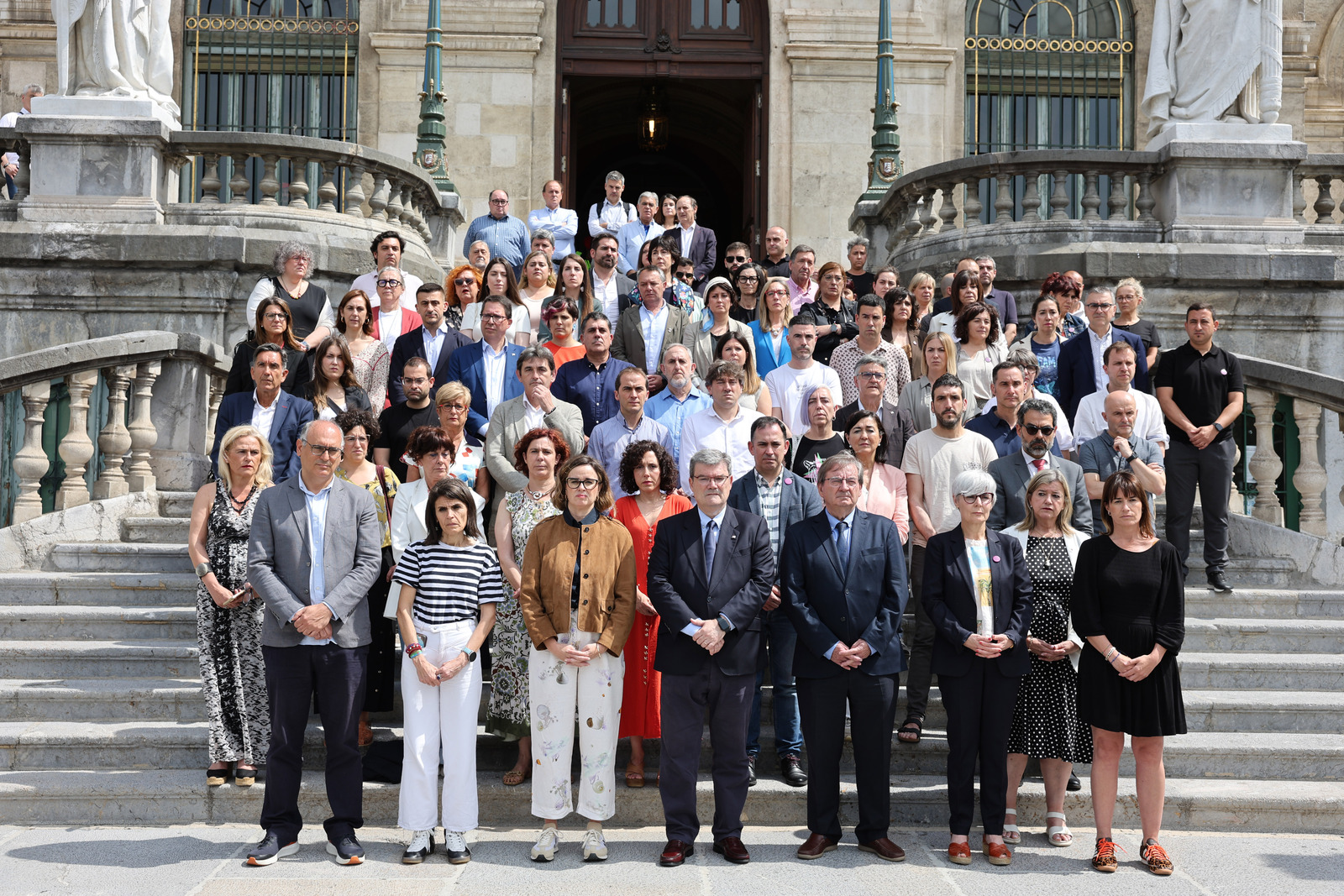Concentración silenciosa en las escalinatas del Ayuntamiento. (Oskar MATXIN | FOKU)