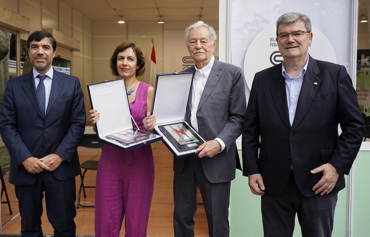 Katixa Agirre y Eduardo Mendoza, con sus respectivos galardones.