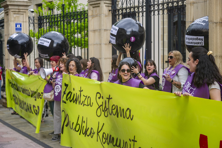 Trabajadoras del sector de cuidados se han concentrado ante Lakua.