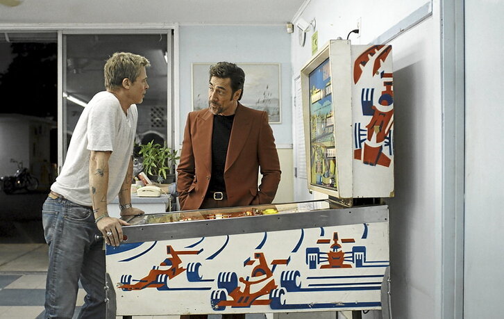 Brad Pitt, en el papel de Sonny Hayes, y Javier Bardem, en el de Rubén Cervantes, en la película «F1», que llega a los cines el 27 de junio.