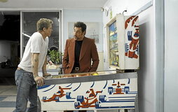 Brad Pitt, en el papel de Sonny Hayes, y Javier Bardem, en el de Rubén Cervantes, en la película «F1», que llega a los cines el 27 de junio.