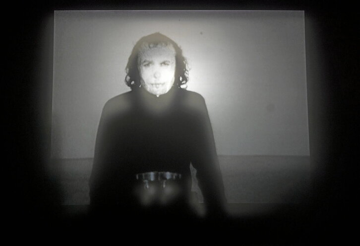 Vito Acconci, en «Three Adaptation Studies», 1970 (Tres estudios de adaptación), película Super-8 transferida a vídeo, b/n, sin sonido y con una duración de 9 minutos que se puede ver en el Museo Guggenheim de Bilbo.
