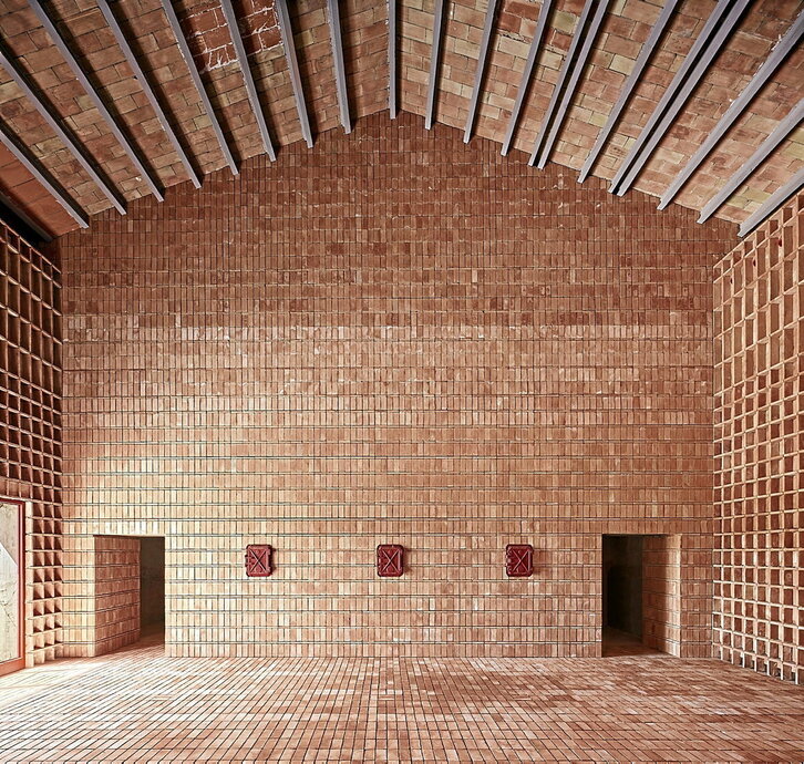 Piel cerámica continua que transforma la antigua cooperativa agrícola de Flix, tejiendo memoria, identidad y nuevas formas de habitar el espacio.