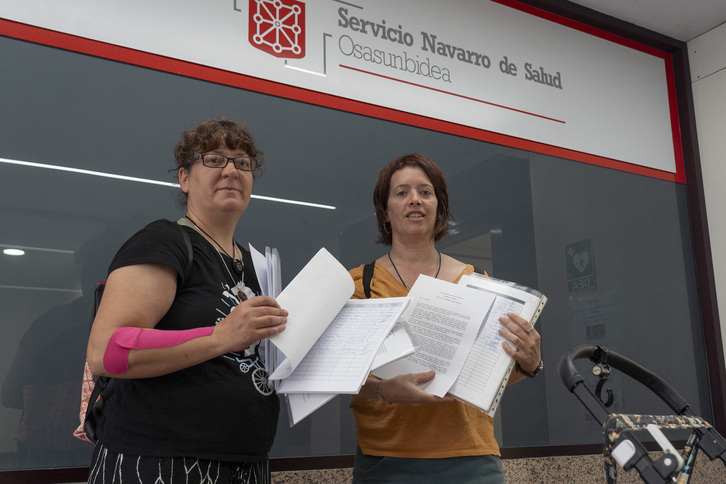 Representantes de las familias afectadas, durante la entrega de firmas.