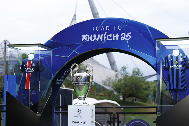 La 'orejona' de la Champions ya luce en lo alrededores del Allianz Arena de Múnich.