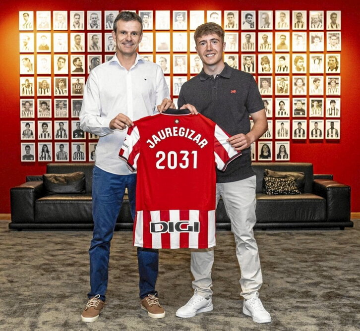Jon Uriarte y Jauregizar posan tras la firma contractual.