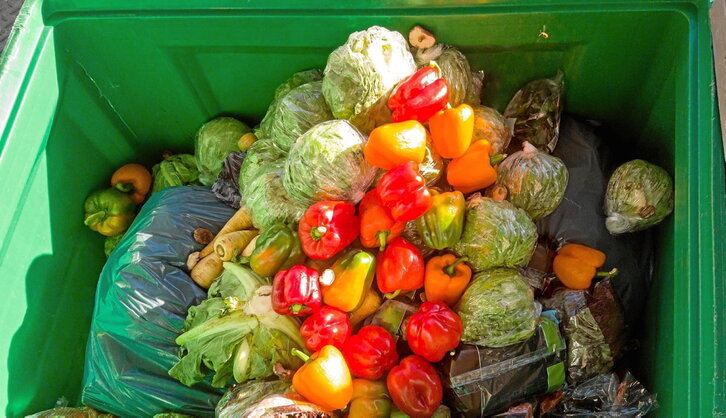 Jangarriak diren elikagaiak, hondakinetan.