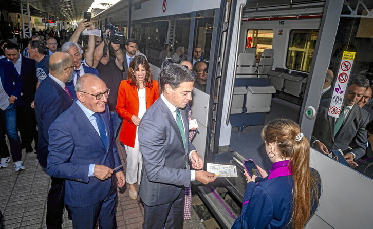 Pradales, González y Etxebarria, billete en mano en la estación de Gasteiz.