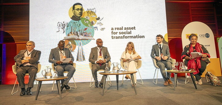 Participantes en el foro ASETT. En la página anterior, los ministros brasileño, senegalés, keniata, española y francés, junto a la moderadora.