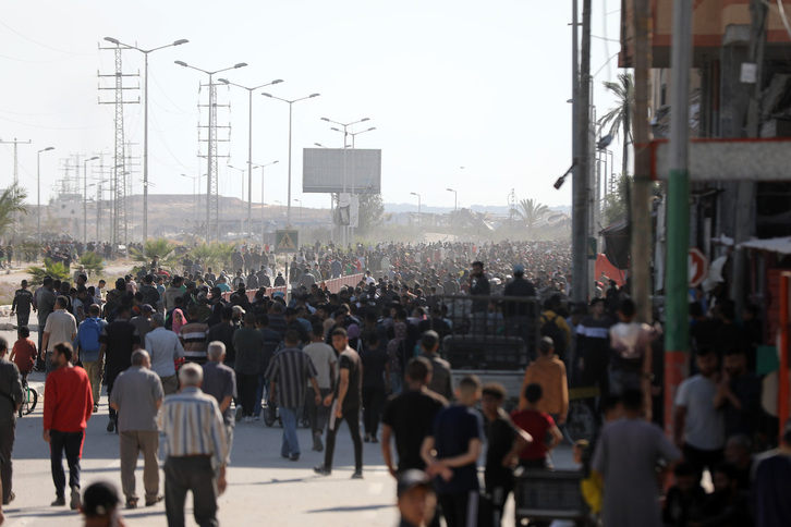 Palestinos, en Nuseirat, vuelven de uno de los puestos de reparto de «ayuda» que ayer no abrió.