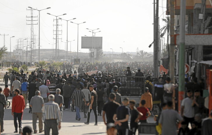 Palestinos, en Nuseirat, vuelven de uno de los puestos de reparto de «ayuda» que ayer no abrió.