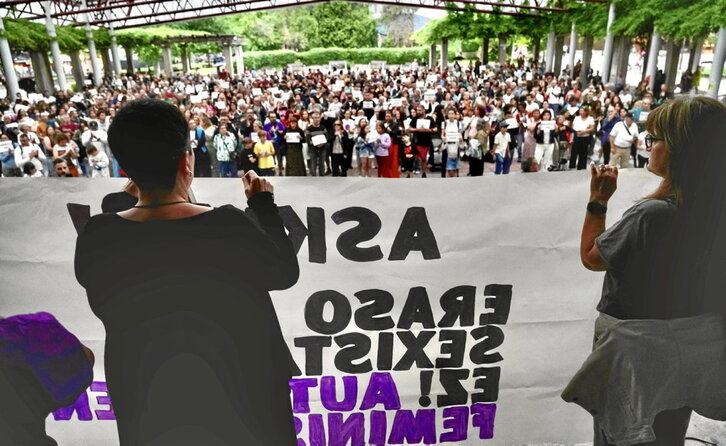 Concentración ayer en la plaza de Errekalde, en repulsa por el crimen machista sucedido en el barrio.