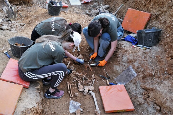Expertos de Aranzadi proceden a la exhumación de una nueva víctima del franquismo.