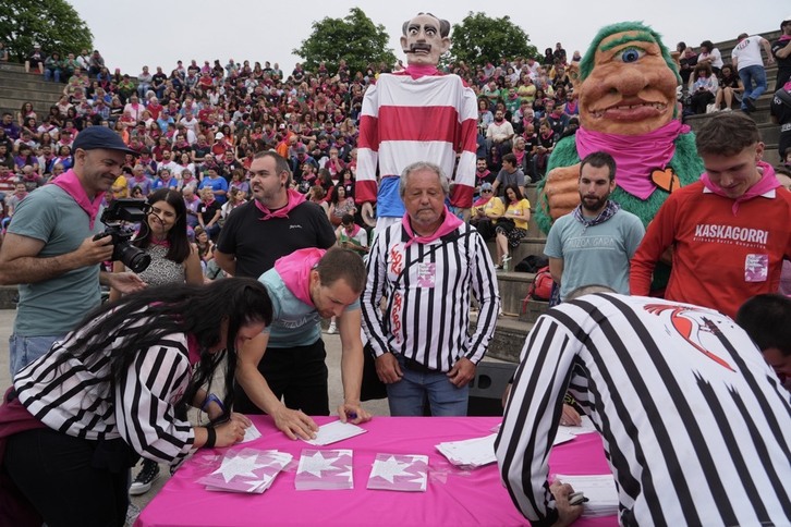 Miribillan egin dute txosnek aldeko sinadura bilketaren aurkezpena.