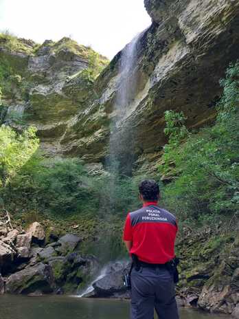 Un policía foral en la cascada de Aizpun.