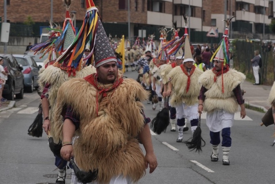 Joaldunak Usansoloko kaleetan barrena.
