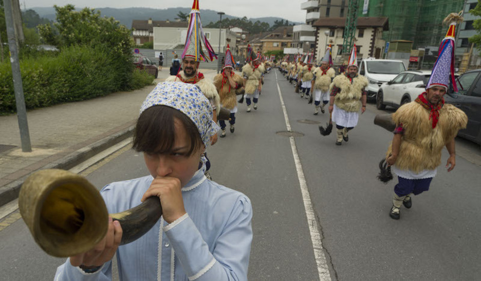 Adarraren deiak markatzen du joaldunen pausoa.