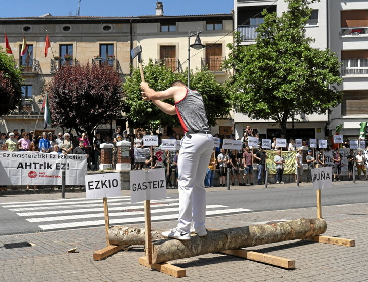 Aizkolaria, «trenbidea» moztu nahian, aldarrikapen gisa.