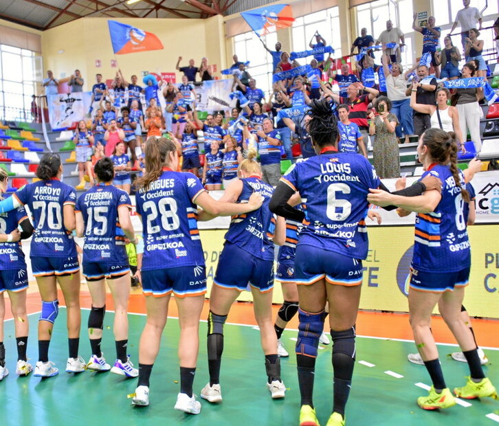 Jugadoras del Bera Bera celebran el triunfo con la afición desplazada a Elche.