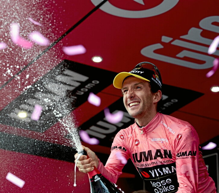 Simon Yates celebra la consecución de la «maglia rosa» en la etapa de ayer.