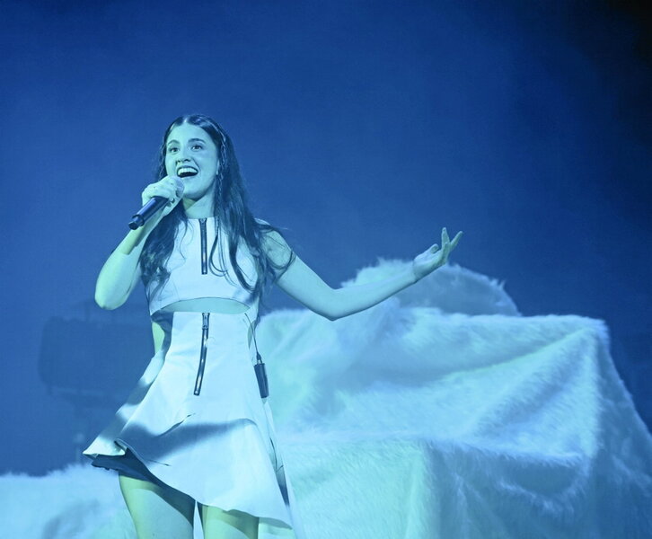 Bira amaierako kontzertuan hainbat lagun alboan izan zituen Izarok.