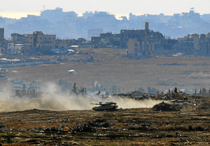 Un vehículo militar del ejército israelí circula por una posición en la frontera de Israel con Gaza.