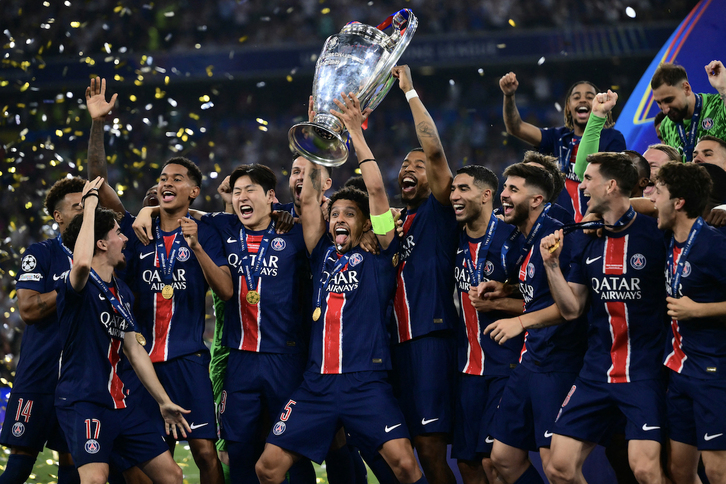 La plantilla del PSG, con Marquinhos levantando la orejona, celebran la victoria en la final de Champions.