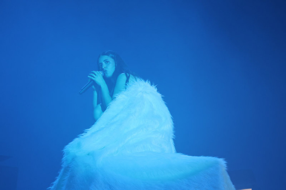 Negua izango balitz bezala, mantarekin tapatuta agertu zen Izaro.