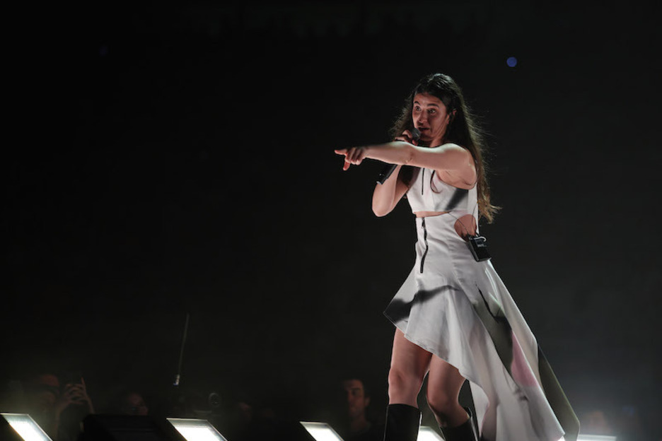 Publikoarengana gerturatu zen abeslaria.