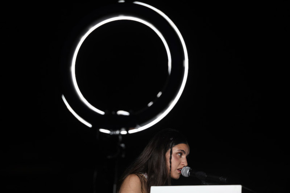 Izaro pianoan eseri zenean iritsi zen une intimo bat.