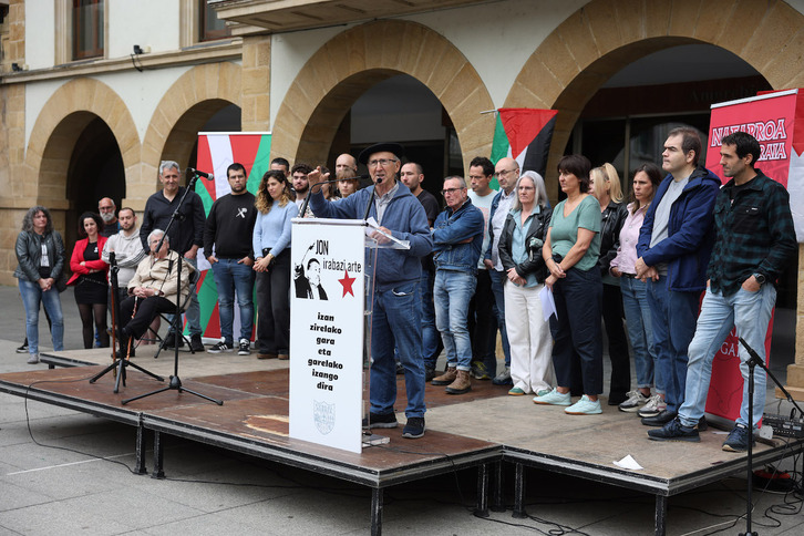Tasio Erkizia durante su intervención acompañado de un grupo de zornotzarras.